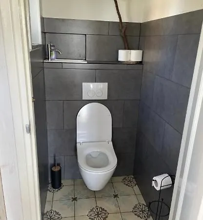 Landelijk Knus Tuinhuis 度假居 *